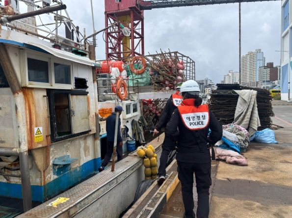 오염 원인 규명을 위해 탐문조사중인 울산해경