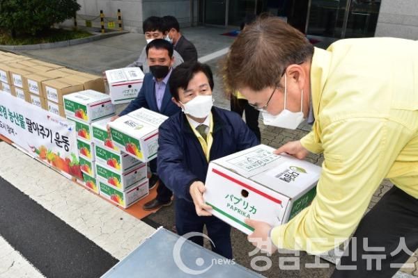 진주시는“코로나 19”사태로 초·중·고 개학이 연기됨에 따라 학교급식용 친환경 농산물을납품하지 못하여 어려움을 겪고 있는 농가를 돕기 위해 지난 19일부터 “진주시 코로나 19 극복 친환경 건강꾸러미 공동구매 운동”을 추진하고 있다.