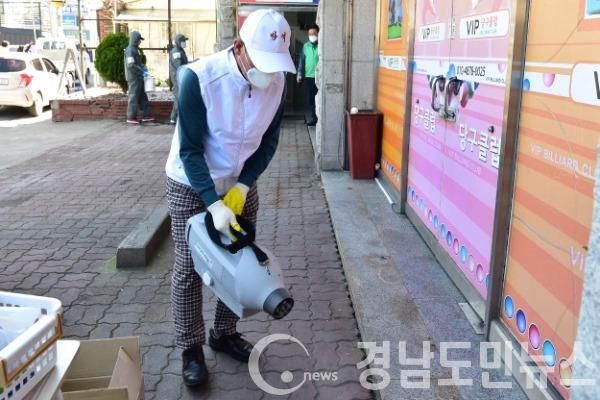 진주시가 코로나19로 인한 장기적인 경기침체에 대비하기 위해 추진하고 있는 1차 진주형 일자리사업의 일환으로 방역근로자 310명을 채용 완료했다고 밝혔다.