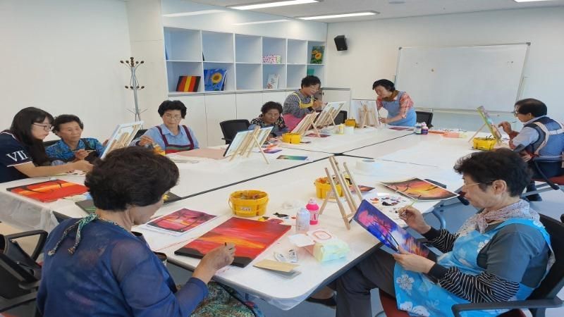 코로나19 발생으로 지난 2월 24일부터 휴관에 들어간 알프스하동 종합복지관이 3차례의 개관 연기 끝에 56일 만에 부분 개관한다.