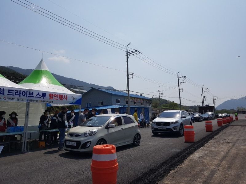 코로나19 확산으로 인한 출하 적체로 울상 짓던 양식어민들이 참숭어 회를 사기 위해 늘어선 차량을 보며 간만에 함박웃음을 지었다.