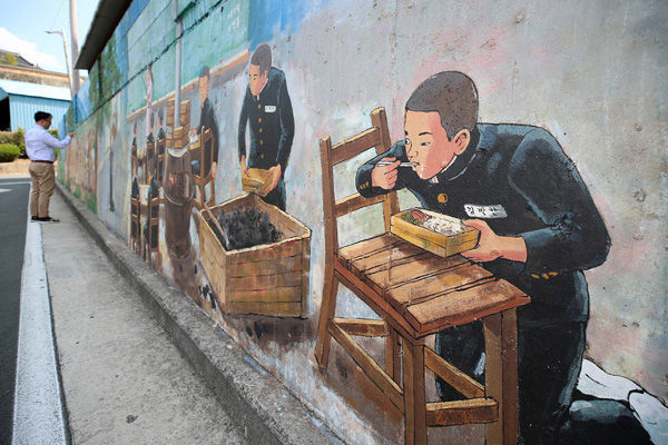 산청읍 대진타워맨션 인근 70-80년대 학교생활을 그린 벽화