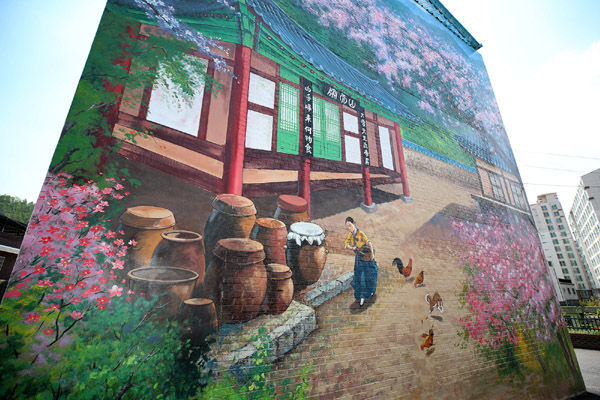 산청읍 산청향교 인근 연립주택에 그러젼 '산천재' 벽화