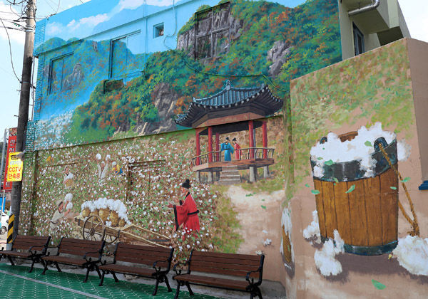 산청읍 입구에 그려진 목면시배유지와 목화 재베 장면 벽화