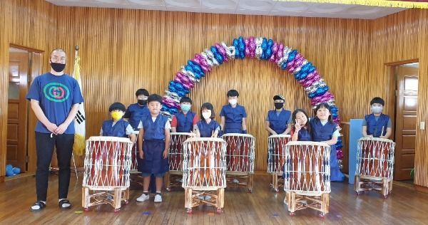 의령문화원(원장 성수현) 소속 의령집돌금농악단 예술감독 송진호씨가 낙서초등학교에 100만원 상당의 국악복을 기증했다.