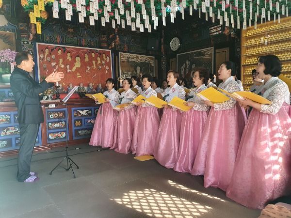 무봉사에서 주말을 맞아 영남루를 찾은 관광객과 시민들을 대상으로 찾아가는 음악회를 개최하고 있다.
