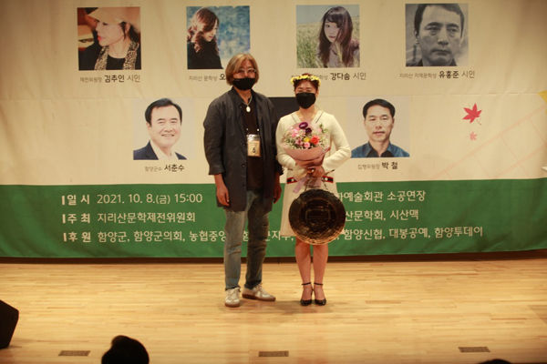 지리산문학상 오늘 시인(사진 오른쪽)
