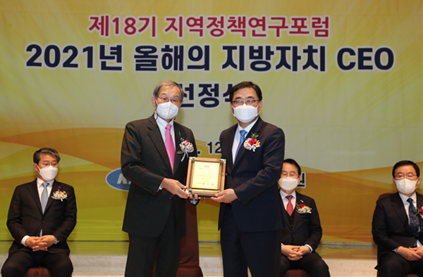 좌로부터 김순호 구례군수 한국공공자치연구원 박우서 이사장, 허성무 창원시장,김종식 목포시장, 문인 광주 북구청장