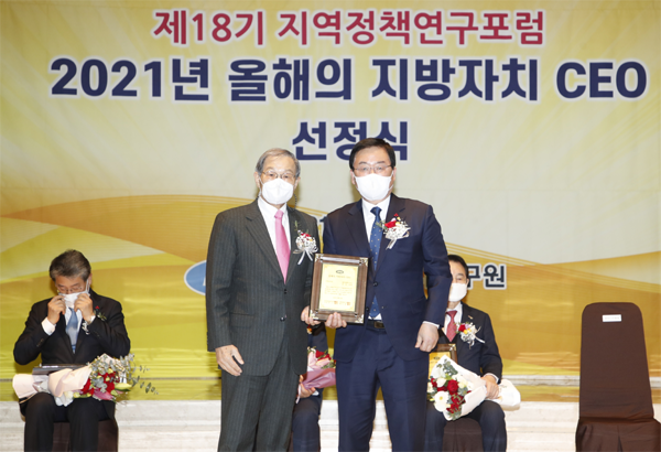 좌로부터 김순호 구례군수 한국공공자치연구원 박우서 이사장,문인 광주 북구청장, 김종식 목포시장