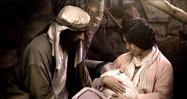 영화 For Unto Us에서 요셉(우태직)과 마리아(최혜미)가 아기 예수를 안고 기뻐하는 장면 (사진 그라시아스합창단)