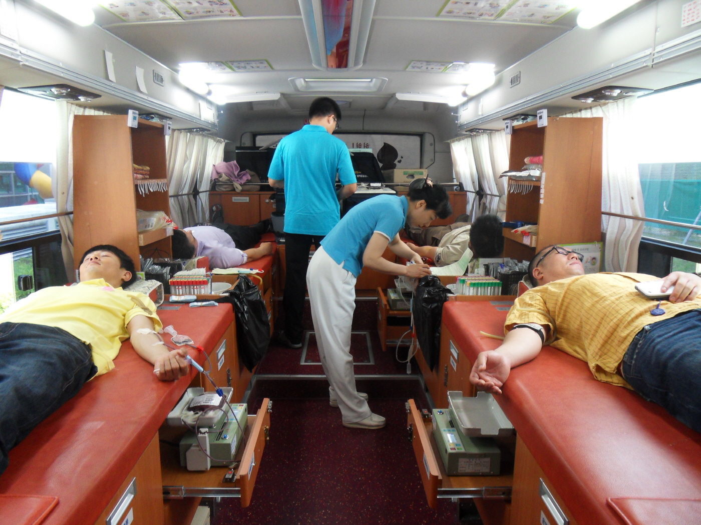 갤러리아백화점 진주점은 백화점 정문 앞에서 사랑의 헌혈 행사를 진행했다.