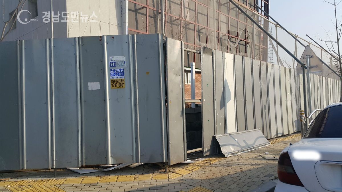들말 제2초등학교 공사현장의 공사용 가림막의 일부가 떨어져 있다.