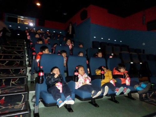 진주촉석병설유치원 원아들' 영화보러왔어요'