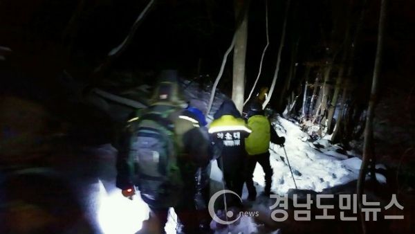 거창군 북상면 소정리 덕유산에 조난 당한 등산객들이 구조대원들과 함께 하산하고 있다. |경남소방본부 제공