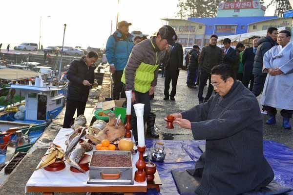 박영일 남해군수가 활어위판장에서 기원제를 거행하고 있다.