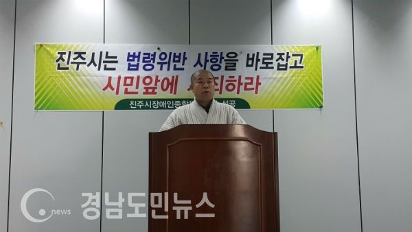 성공스님이 기자회견을 열고 기자들에 설명하고 있는 모습