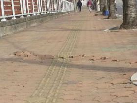 인도 보도블록이 야간 보행자 위험천만