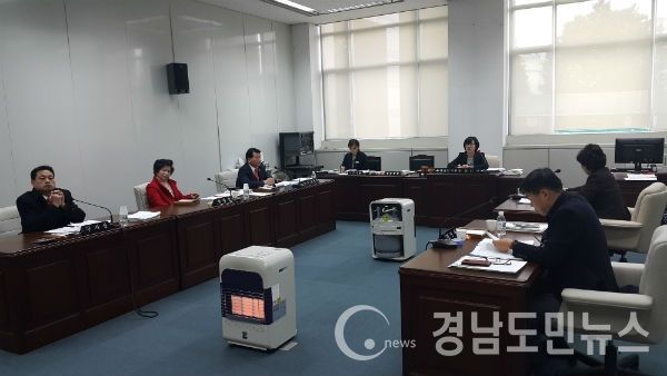진주시 복지산업위원회가 조례폐지안에 대해 논의하고 있다.