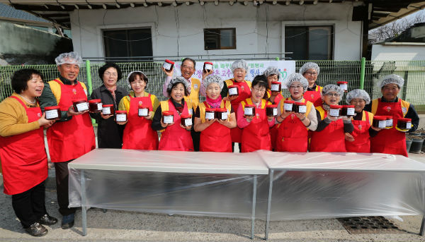 산청군자원봉사협의회가 지역사회의 어려운 이웃에게 작은 도움을 주기 위한 행사를 가졌다