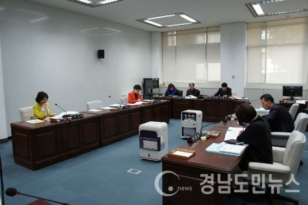 박미경 의원이 진주시 늦장행정에 대해 질타하고 있다