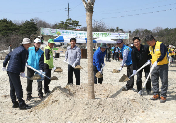 낙동강유역환경청 주최,나무심기 행사가 산청읍 경호강변에서 개최됐다