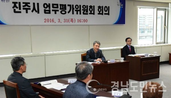 진주시 업무평가위원회에서 위원 위촉을 끝내고 이창희 진주시장이 인사말을 하고 있다. 좌로부터 이창희 진주시장, 송병권 진주시부시장