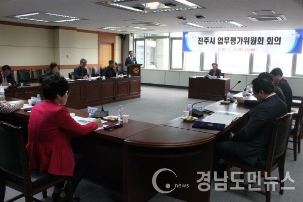 지난 31일 열린 진주시업무평가위원회 회의에서 송병권 진주시부시장이 인삿말을 하고 있다.