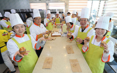 교육생들이 직접 만든 빵을 자랑하고 있다