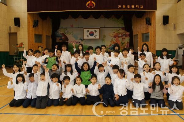 곤명윈드 오케스트라 단원들이 연습을 마치고, 짬을 내어 포즈를 취하고 있다.