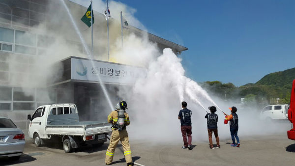 산청군은 위기대처능력 향상을 위한 화재발생 대피.대응 훈련을 실시했다