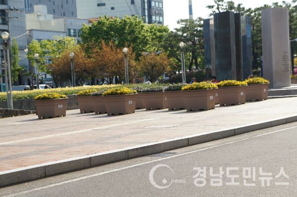 진주시청 앞 광장이 있던 자리에 언제부터인지 들어서 시민의 공간을 잡아먹고 있는 돌 화단과 인도의 일부분까지 점령한 돌 화분 모습.