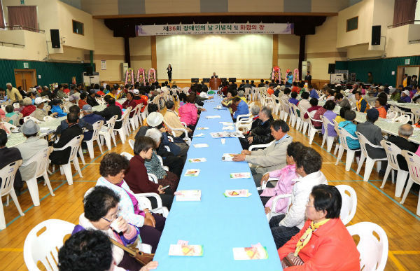 산청군 장애인의 날 기념행사.공연등이 산청실내체육관에서 개최됐다
