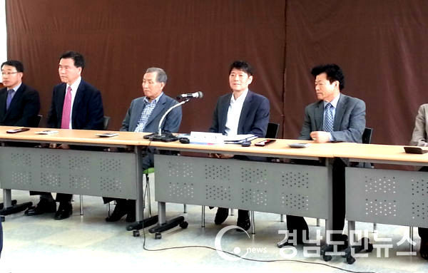 20일 진주시선거관리우원회에서 선거사무원들이 수곡면, 명석면 지역의 비례대표 투표에 대한 재 검표를 실시하고 있다.