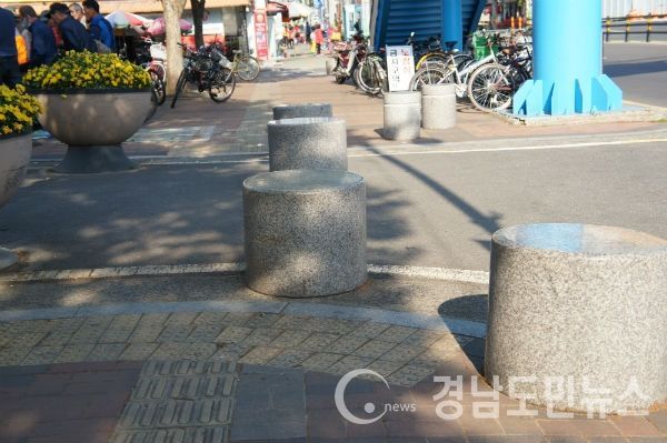 진주시청앞 보도에 진주시가 설치한 것으로 보이는 대형 화강석이 점자블럭과 보도 중간을 가로막고 있다.