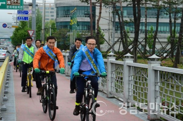 송병권 진주시부시장, 이순주 진주시환경교통국장, 박원석 진주시환경보호과장 등 진주시 공직자들이 진양교를 건너면서 횡으로 늘어서 보행자도로 대부분을 차지한채 자전거를 운행하고 있다.(진양교구간은 보행자도로 구간과 자전거 도로가 구분돼 있지 않다.)/ 사진출처=진주시