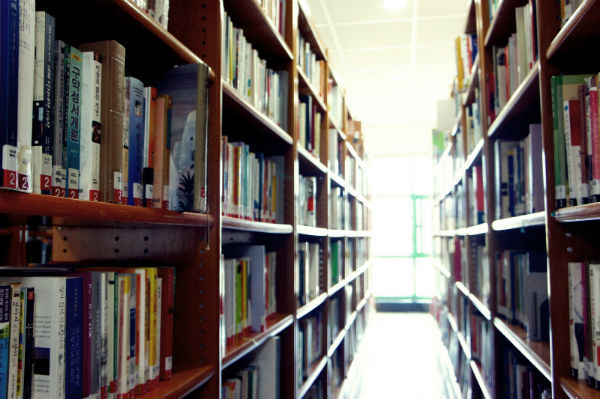 함안군은 장서부족으로 운영난을 겪고있는 농어촌지역에 도서를 기증하는 드림-북캠페인을 추진한다