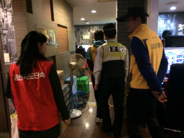 단속반이 공중이용시설등을 대상으로 금연구역 지도.단속을 하고있다