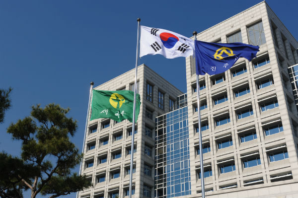 '국민권익위원회가 행정심판! 공공정보 공개확대에 앞장서다.'는 제목으로 공개결정이 내려진 사례를 공개하고 있다. 이 중에는 진주시가 공개하지 않은 언론사별 광고비 및 공고비 집행내역에 대해 '모공공기관의 언론매체별 홍보비 집행내역' 소 제목으로 '사익보다 공익이 커 공개한 사례'라 명시하고 있다.