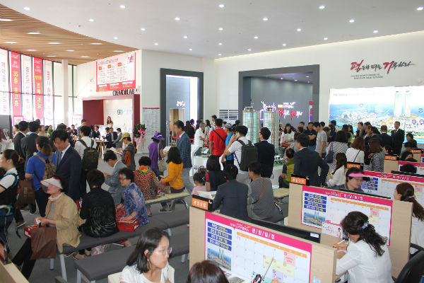 지난 17일 오픈한 '진주평거 스카이팰리스' 견본주택 현장에 지역민들과 수요자 등이 상담을 위해 대기하고 있는 모습./ 사진제공=SM(주)우방