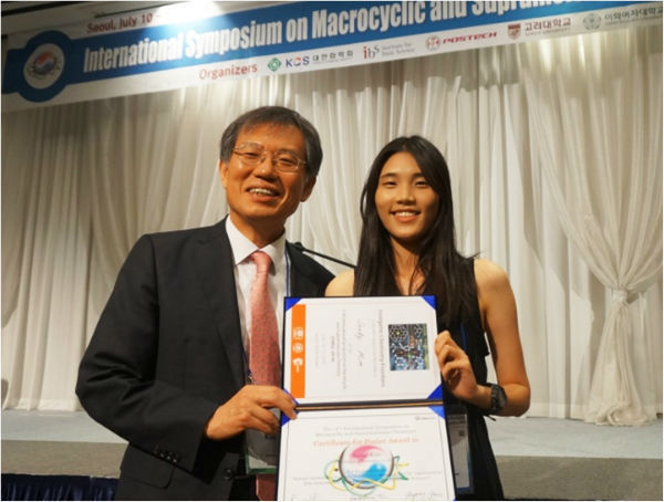 경상대학교 화학과 대학원 박사과정 김슬기(24ㆍ사진 우측, 지도교수 이심성) 씨가 7월 10일부터 14일까지 서울 더케이호텔 국제회의장에서 개최된 제11회 거대고리 및 초분자 화학 국제심포지엄에서 ‘우수논문발표상’과 영국화학회가 수상하는 ‘무기화학프론티어상’을 동시에 수상했다. / 사진제공=경상대학교