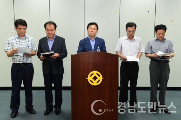 진주시 구본제 감사관이 '진주시 입장'을 발표한다며 기자회견을 열고 회견문을 낭독하고 있다.