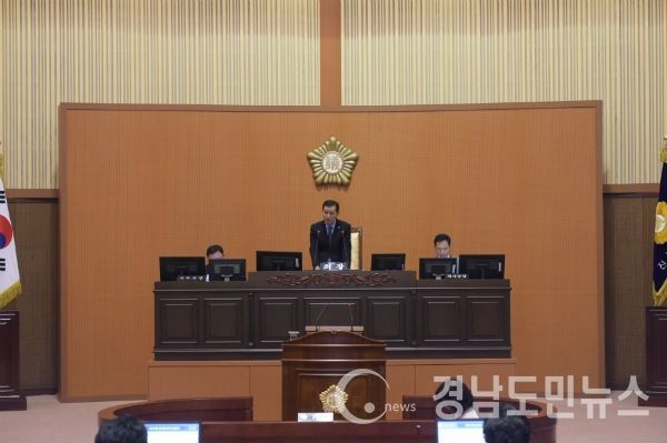 제7대 진주시의회 후반기 의장인 이인기 의장이 본 회의에서 의사진행을 하고 있는 모습/ 사진제공=진주시의회