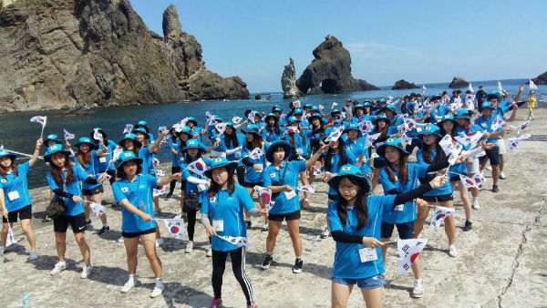 경상대 독도탐험대가 8월 18일 독도에서 '독도는 우리땅' 반주에 맞춰 플레시몹을 관광객들에게 시연하고 있는 모습/ 사진제공=경상대학교