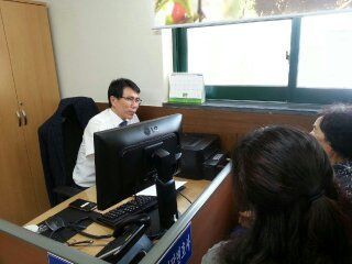 경남지방변호사회 소속 정영훈 변호사가 진주경찰서 수사민원 상담센터에서 시민들을 상담하고 있는 모습/ 자료제공=진주경찰서