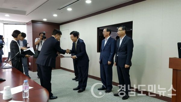 30일 한국무역보험공사에서 열린 2016년 공공기관 생산성 향상계획 점검회의에서 남동발전 손광식 기획관리본부장이 우수기관 표창을 수상하고 있는 모습/ 사진제공=한국남동발전