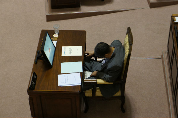 이창희 진주시장이 2016년 9월 5일 있었던 제189회 진주시의회 임시회 제1차 본 회의에서 조는 듯한 모습