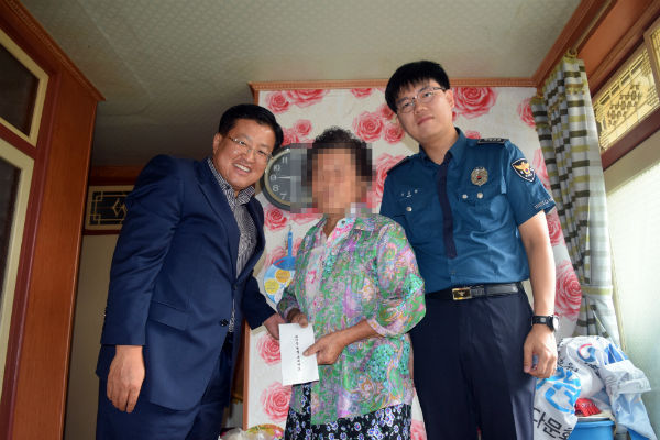 진주경찰서 및 경찰발전위원회 관계자가 순직경찰관을 위문하고 있다./ 사진출처=진주경찰서