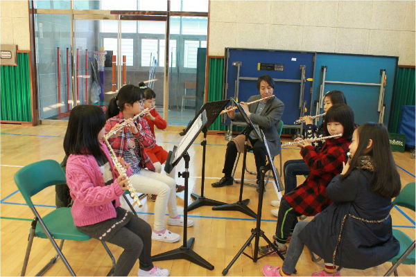 정필원 지도교사와 곤명윈드오케스트라 단원들이 수업을 중인 모습/ 사진 출처=곤명초등학교 홈페이지