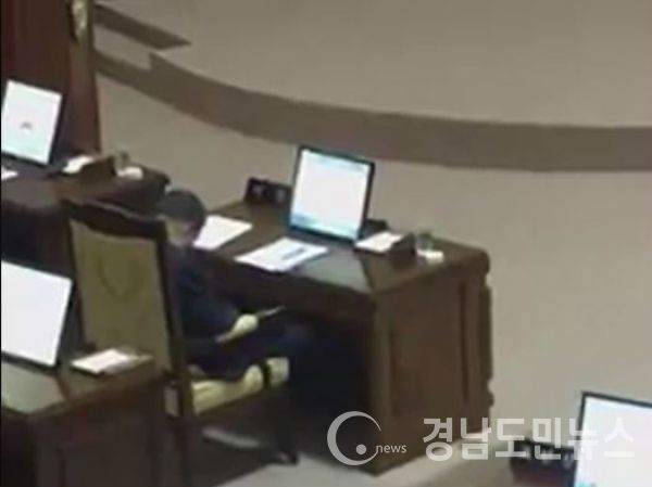 이창희 진주시시장이 9월 5일 있었던 제189회 진주시의회 임시회 제1차 본 회의에 이어, 12일 있었던 제2차 본 회의에서도 조는 듯한 모습을 보이고 있다/ 자료출처=단디뉴스 SNS홈페이지(동영상파일 캡처)