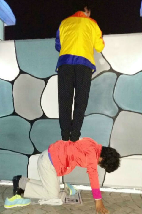 2015년 있었던 '남강유등축제'에서 할머니들이 가림막 넘어 유등축제를 관람하고 있는 모습(재현 논란사진)/ 사진출처 = 진주시